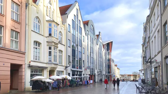 An der Altwismarstraße moderne und historische Giebelgebäude. Foto: Helmut Kuzina