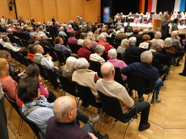 Rund 400 Gersthofer Bürgerinnen und Bürger sowie Gäste aus Politik, Vereinen und Gesellschaft kamen zum Bürgerempfang 2026 in die Stadthalle Gersthofen. | Foto: Stadt Gersthofen (Kai Schwarz)