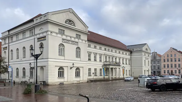 Am Marktplatz befindet sich das markante Rathausgebäude. Foto: Helmut Kuzina