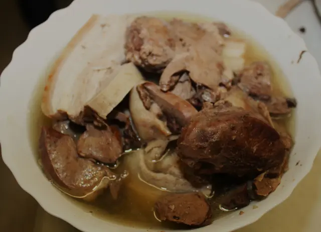 Die deftigen Schlachtschüsseln sorgten  bei den Gästen und Besucher für großen Zuspruch und Gaumenfreuden. | Foto: Peter Heider