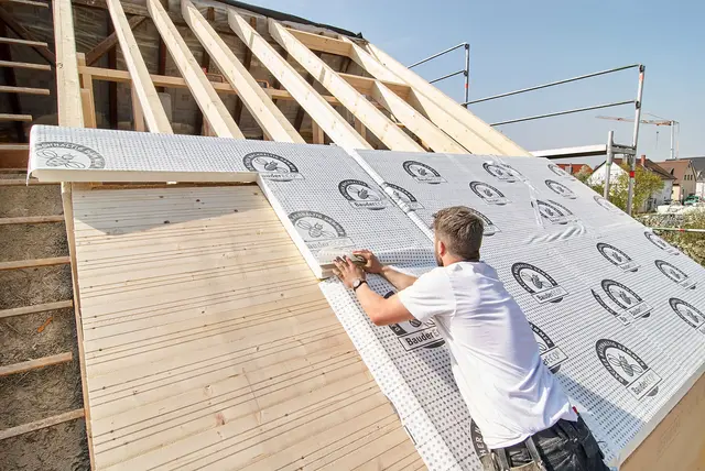 Unterm Dach schlummert vielfach noch ungenutzter Wohnraum. Ein Ausbau bildet eine gute Gelegenheit, dies mit einer wirksamen Wärmedämmung zu kombinieren. | Foto: DJD/Paul Bauder/www.michaelgallner.com