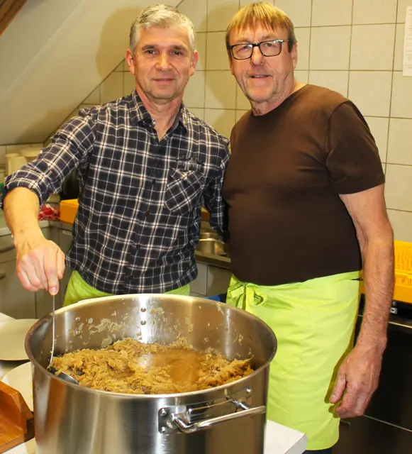 Das deftige  Sauerkraut aus eigener Herstellung, von Günther Wollf (rechts) und Marko Jozic serviert,  traf voll den Geschmack der Schlachtpattenliebhaber. | Foto: Peter Heider