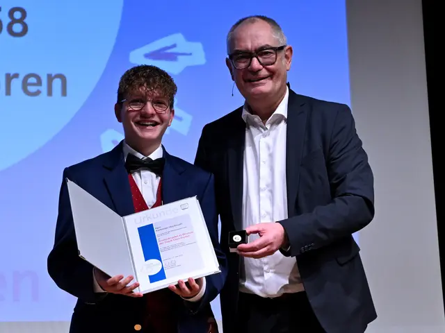 Korbinian Hochmuth wurde im Rahmen des Bürgerempfangs 2026 mit der bronzenen Anstecknadel der Stadt Gersthofen für sein musikalisches Engagement ausgezeichnet. | Foto: Marcus Merk