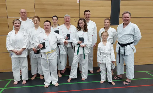 Bild: 1.Budo-Verein Herrsching e.V.
(rechter Bildrand), Prüfer Frank Schneider, Trainer René Mros,  Prüflinge, Prüfer Alex Kaufmann ( linker Bildrand, zweiten Reihe) 