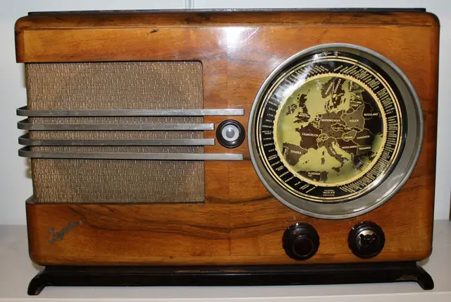 Der Ingelen „Geographic“, ein Röhrenradio ab den 35er Jahren. Hergestellt vom österreichischen Radiohersteller Ingelen. Die Besonderheit ist eine analoge Skala mit geografischen Senderangaben mit Leuchtpunkten der jeweiligen Sender auf der Europakarte, sowie eine klassische Röhrentechnik. Der Radioempfang umfasste je nach Ausführung Lang-, Mittel- und Kurzwelle. Der Ingelen Geographic steht exemplarisch für die hochwertige europäische Radiobaukunst der späten 1930er-Jahre. | Foto: Otto Killensberger