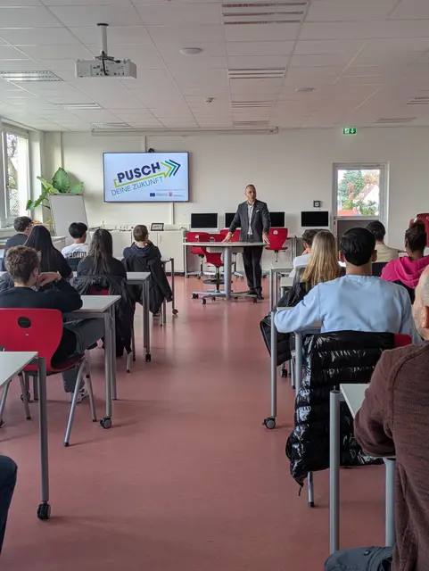 Marcello Camerin stellt sich den Schülerinnen und Schülern vor | Foto: Arbeit und Bildung