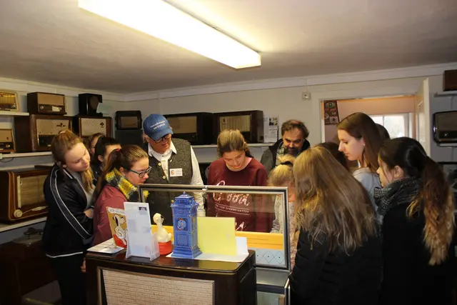 Natürlich werden am Welttag des Radios auch die drei Musikboxen im Einsatz sein. Diese sind bei Schülern besonders begehrt.  | Foto: Otto Killensberger