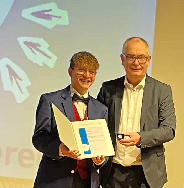 Korbinian Hochmuth bei der Überreichung der Urkunde durch Bürgermeister Michael Wörle | Foto: Sandra Hochmuth