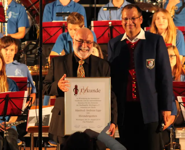 Ehre wem Ehre gebührt: Christian Hof (rechts) ernennt Manfred-Andreas Lipp zum Ehrendirigenten der Stadtkapelle Wertingen.