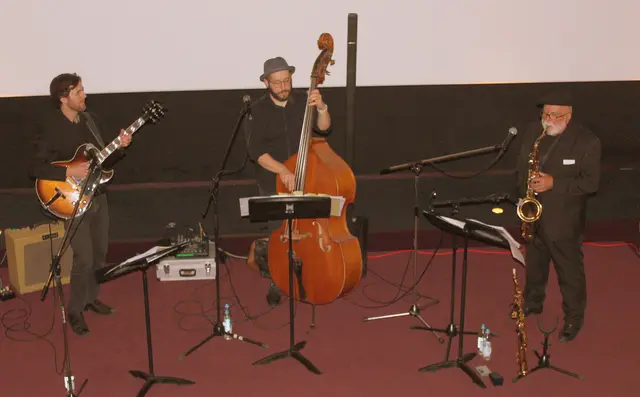 Beim Jazz Konzert im Wertinger Kino anläßlich der Kulturtage 2023. v. l. Florian Hirle, Helmuth Baumann und Manfred-Andreas Lipp.