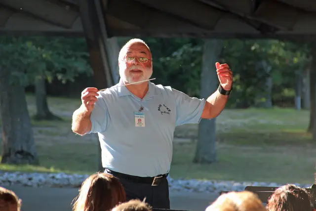 Dirigent im Blue Lake Fine Arts Camp. Konzert mit der Staff-Band.