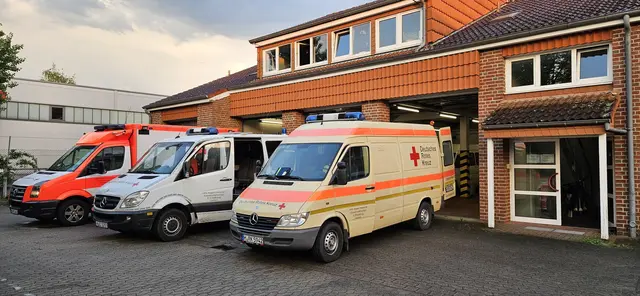 DRK-Einsatzfahrzeuge vor der DRK-Wache in Laatzen | Foto: © F. Hentschel/DRK Laatzen