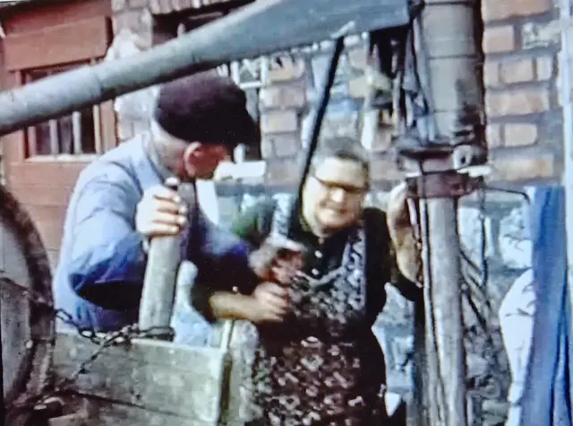 Und Pump und Pump - aus einem Film von Herrn Hönisch aus dem Jahr 1964 , hier wurde die Jauche aus der Grube in ein Jauchenfass gepumpt.