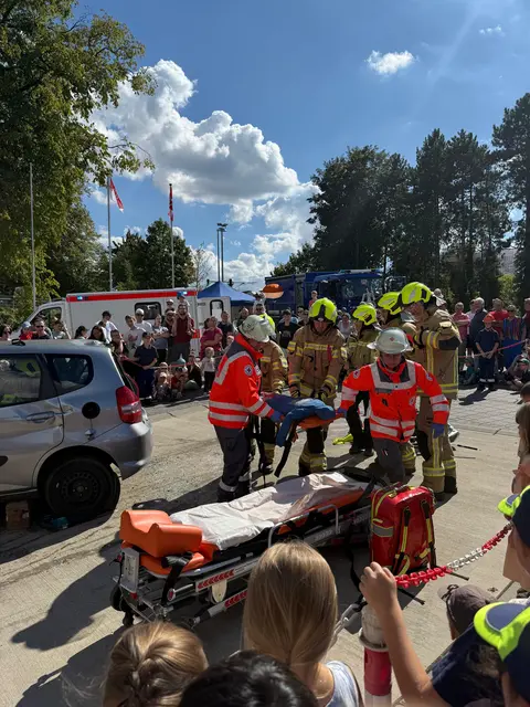 Einsatzübung beim Tag der offenen Tür der Feuerwehr Gleidingen | Foto: © F. Hentschel/DRK Laatzen