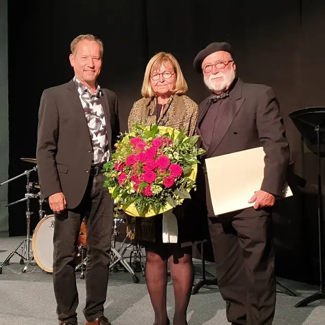 Beim Musikschulfestakt anläßlich des 40-jährigen bestehens der Schule überreicht Bürgermeister Willy Lehmeier den Bürgerbrief und die goldene Bürgermedaille der Stadt Wertingen an Manfred-Andreas Lipp.