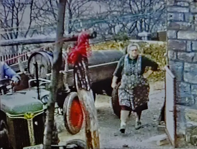 Die Jauche wurde mit einem Traktor auf das Feld gefahren 1964