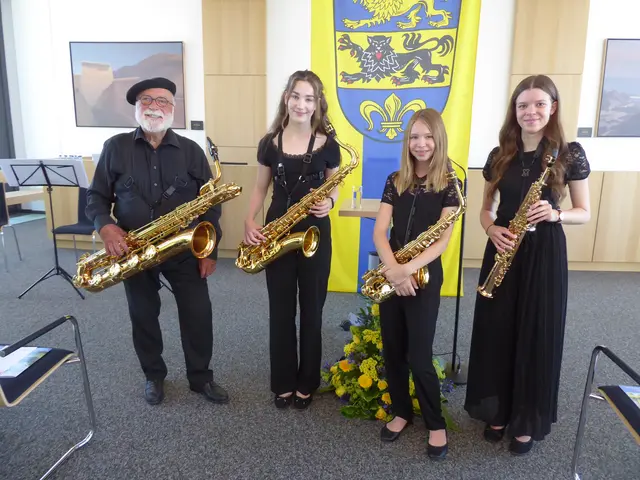 Anläßlich des Jubiläums im Sitzungssaal des Landkreises Dillingen. V. r. Chiara Bunk, Sarah Wiedmann, Lucia Reiter und Manfred-Andreas Lipp.