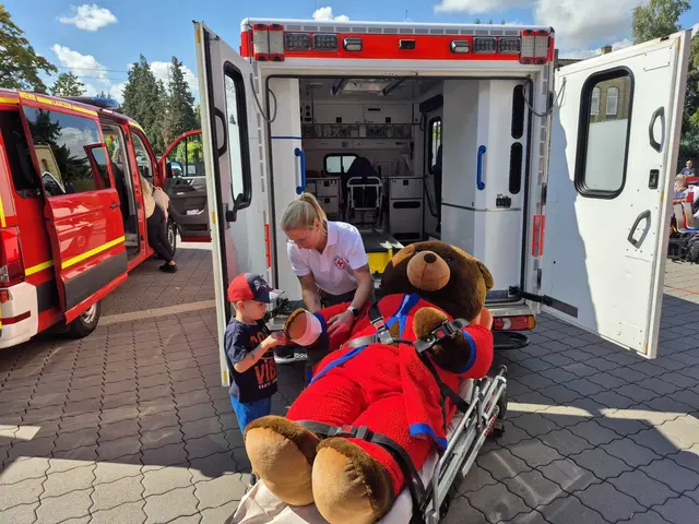 RTW-Präsentation mit Teddy beim Tag der offenen Tür der Feuerwehr Gleidingen | Foto: © F. Hentschel/DRK Laatzen
