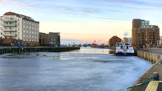 Im Alten Hafen reicht die dünne Eisschicht bis zum Ausflugsschiff. Foto: Helmut Kuzina