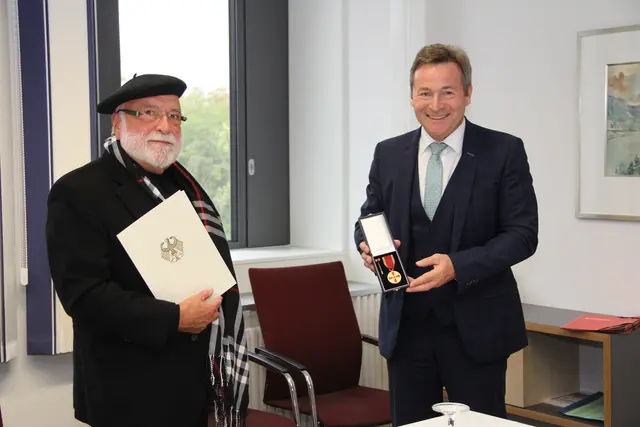 Landrat Leo Schrell (rechts) überreicht die Verdienstmedaille des Verdienstordens der Bundesrepublik Deutschland in einem Festakt in Vertretung von Bundespräsident Frank Walter Steinmeier. 