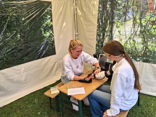 Kinderstadt Laatzen: Krankenhaus durch das JRK Laatzen und DRK Bereitschaft, Rettungssanitäterin Sandras Käker misst Patricia Pytel den Blutdruck  | Foto: © F. Hentschel/DRK Laatzen