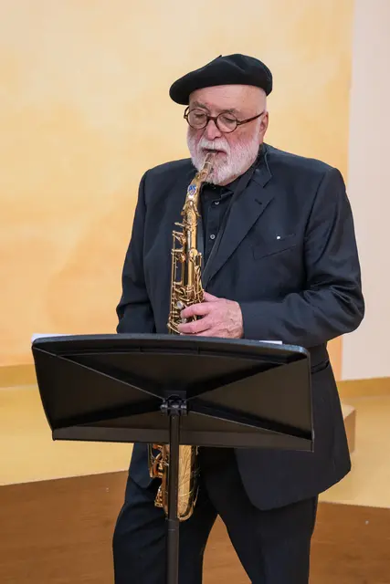 Am Alt-Saxofon im Saal der Musikschule.