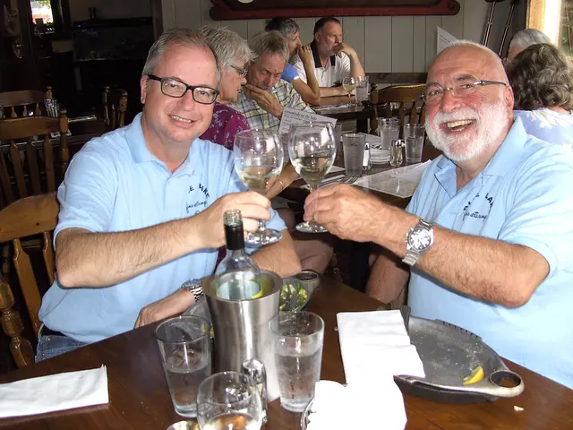 In Freundschaft mit Bill McFarlin, ein Gläschen Wein trinken.