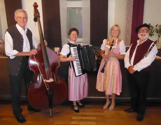 Vierklang in der "Krone" Bissingen. v. l. Rudolf Heinle, Stefanie Saule, Sabrina Steinle, Manfred-Andreas Lipp.
