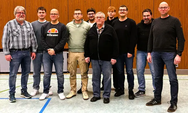 Der neugewählte Gesamtvorstand von links nach rechts:
Elmar Dörr, Jakob Rhiel, Sven Röhmig, Steffen Thomas, Christian Bauerbach, Winfried Bauerbach, Vincent Gnau, Tim Vollmerhausen, Chorleiter Peter Dippel, Sebastian Rhiel | Foto: Foto Marvin Dörr