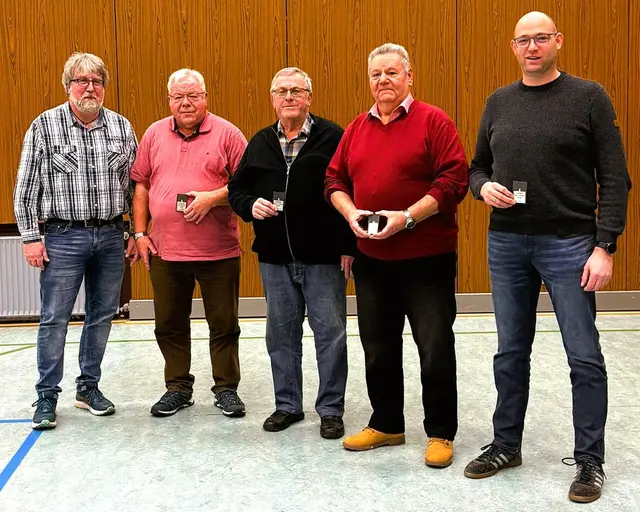 Sänger des Jahres 2025 von links nach rechts:
1. Vorsitzender Elmar Dörr, Peter Bauerbach, Winfried Bauerbach, Helmut Ullrich, Sebastian Rhiel. Auf dem Foto fehlt Ludwig Till. | Foto: Foto Marvin Dörr