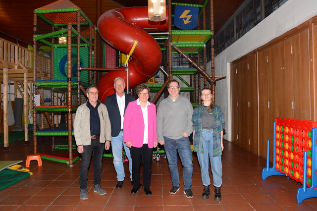 Aus der ehemaligen Herrenwaldkirche wird aufgrund zu hoher Sanierungskosten kein Leuchtturmprojekt. Bei einem Ortstermin informierten (von links nach rechts) der ehemalige Dekan des Kirchenkreises Kirchhain Hermann Köhler, Gemeindepfarrer Thomas Peters, die Bischöfin der EKKW Dr. Beate Hofmann sowie Thorsten Riewesell und Deborah Köhler von „Jumpers“ über das Aus der Pläne für einen Trägerverein.  | Foto: Nadja Schwarzwäller