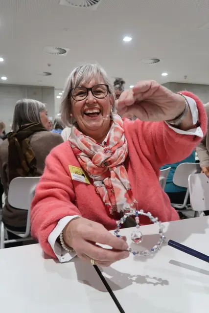 Ulrike Seuffert betont, wie wichtig es sei, Generationen zusammenzubringen und Wohlfühlangebote für Frauen zu schaffen. Stolz präsentiert sie ihren Sonnenfänger