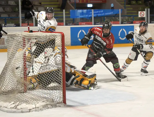 Marco Riedl (in rot/schwarz) trifft zum 2:1. | Foto: Patricia Rutha