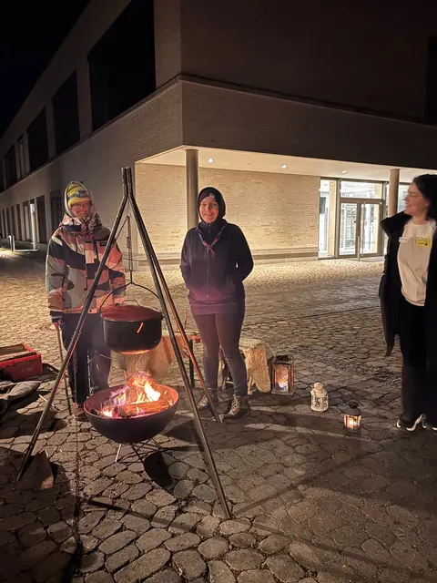 Heißgetränke und wärmendes Lagerfeuer bieten die Pfadfinderinnen 