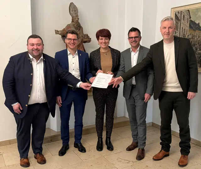 Freuen sich über den gemeinsamen Förderbescheid von über 24 Millionen Euro, von rechts nach links: 1. Bürgermeister Steffen Richter (Gemeinde Westendorf), Oberbürgermeister Jürgen Sorré (Stadt Donauwörth), 1. Bürgermeisterin Katja Müller (Stadt Lauingen), Oberbürgermeister David Wittner (Stadt Nördlingen) und 1. Bürgermeister Sebastian Bernhard (Gemeinde Adelsried). | Foto: Helena Ott – Stadt Nördlingen