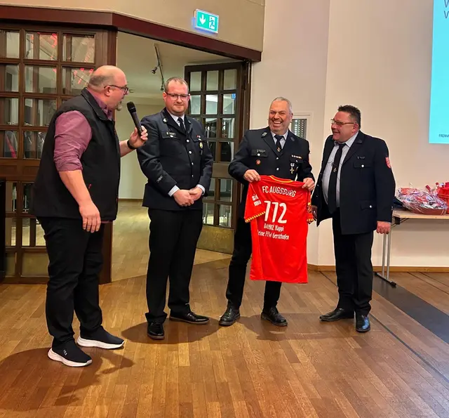 Die Verabschiedung als Kassier von Bernhard Happacher | Foto: Feuerwehr Gersthofen