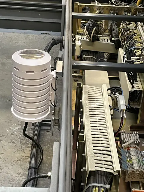 Der weiße Zylinder (AirTrack), der auf dem Dach der Straßenbahn montiert wurde, enthält Sensoren zur Erfassung von Temperatur, Druck, Luftfeuchte, Stickstoffdioxid (NO2), Feinstaub (PM10 und PM2,5), Ozon (O3), Kohlenmonoxid (CO), Kohlendioxid (CO2) und Ammoniak (NH3). Zudem ist er mit einem GPS-Sensor ausgestattet. Die Daten werden in Echtzeit an Laborgeräte des DLR übermittelt. | Foto: Stadtwerke Augsburg