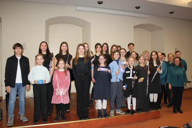 Unter dem Beifall des Publikums stellten sich die Künstler den Fotografen.