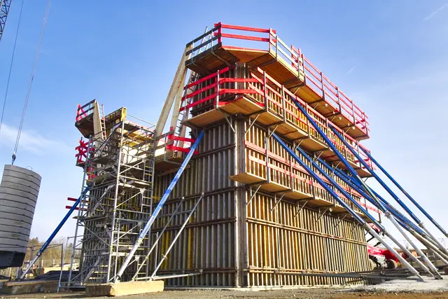 Brückenpfeiler im Bau