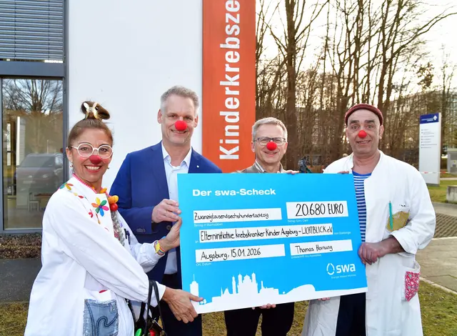 Bei der Spendenaktion „swa Herzenswunsch“ kam eine Spendensumme von 20.680 Euro für die Elterninitiative krebskranker Kinder Augsburg – Lichtblicke e.V. zusammen. KlinikClownin Belladonna, swa Vertriebs- und Marketingleiter Thomas Hornung, Thomas Kleist, Geschäftsführer des Vereins und KlinikClown Tisu (v.l.) treffen sich bei der Scheckübergabe. | Foto: swa / Thomas Hosemann