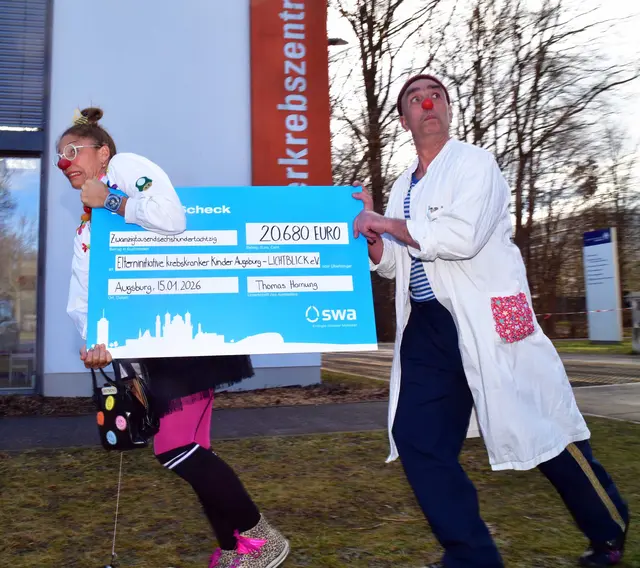 KlinikClownin Belladonna und KlinikClown Tisu auf dem Weg zu ihrem nächsten Auftritt im Schwäbischen Kinderkrebszentrum. Dank der Herzenswunsch-Spendensumme können 70 Auftritte ermöglicht werden. | Foto: swa / Thomas Hosemann