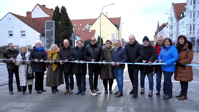 Mitglieder des Königsbrunner Stadtrates gaben gemeinsam mit 1. Bürgermeister Franz Feigl Anfang Dezember auch den nördlichen Bauabschnitt für den Verkehr wieder frei. | Foto: Christina Feichtl