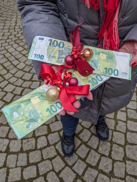 Friedberger Advent 2025 - Franz Scherer liest Ludwig Thomas "Heilige Nacht" - musikalisch umrahmt von der Harfenistin Angelika Bubmann. Die vom Publikum für die Aufführung gespendeten 810 Euro spendet Franz Scherer zu gleichen Teilen der Pfarrei St. Jakob und dem Leserhilfswerk der Augsburger Allgemeinen „Kartei der Not“. | Foto: Martin Scherer, FSeventfooto