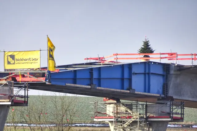 Vorbauschnabel während der Winterpause, aus dieser Perspektive scheint der Vorbauschnabel auf dem linken Brückenpfeiler aufzuliegen 