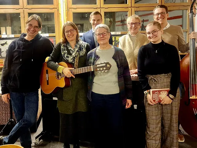 Mit viel Leidenschaft organisierten der Pfarrgemeinderat von.St. Jakob und die Pfarrjugend bereits zum dritten Mal eine Weihnachtsfeier für Alleinlebende, die den Heiligabend lieber in Gemeinschaft begehen.