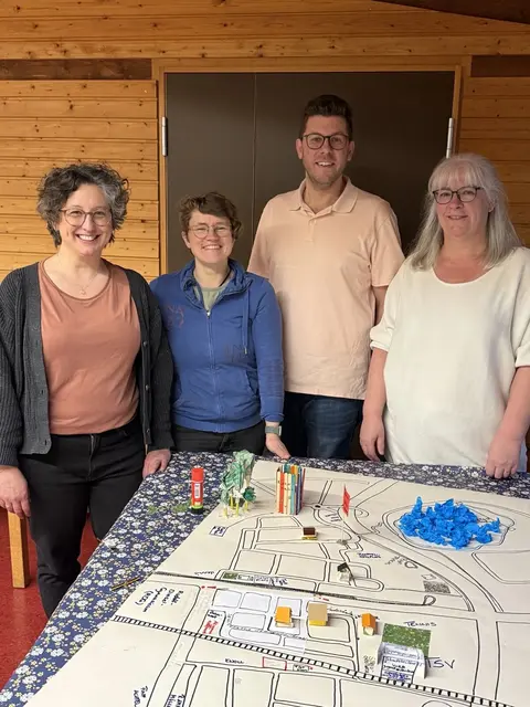 „Gemeinsam für Friedberg-West“: Sie freuen sich über das Ergebnis der Kreativ-Werkstatt Friedberg-West der Grünen Friedberg: (von links) Spitzenkandidatin Jutta Erlenmayer, Moderatorin Claudia Eggert, Bürgermeister-Kandidat Egon Stamp, Stadtratskandidatin Susanne Östreicher 
 | Foto: Gerhard Frick