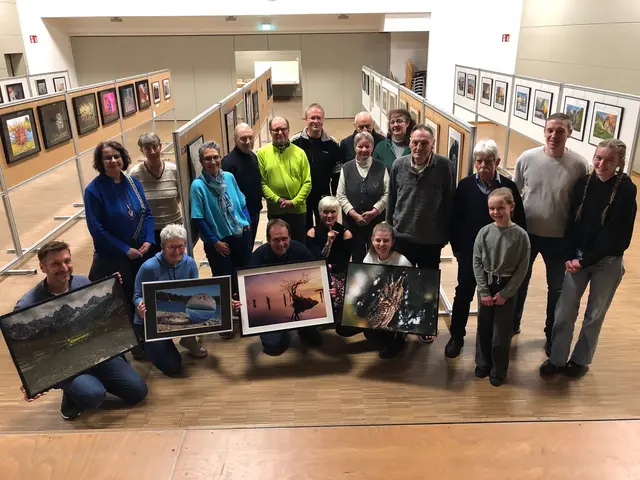 Foto: Die strahlenden Sieger und alle weiteren Teilnehmerinnen und Teilnehmer sind stolz auf ihre Fotos und die stattliche Anzahl der vorbeischauenden Gäste. 