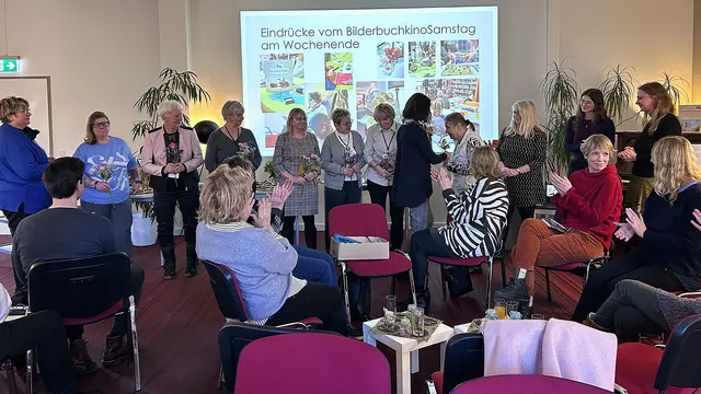 Alle Lesepaten, die beim Bilderbuch-Kino involviert sind, werden geehrt. Ebenso Antje Key von der Stadtbibliothek und Kerstin Hirschfeld vom Bürgerverein.