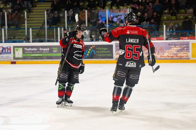 Timmy Kent erzielte gegen Amberg sein erstes Tor (im Bild Timmy Kent und Niklas Länger) | Foto: Patricia Rutha