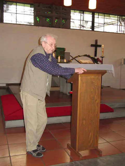 Pfarrer Heinz Lauer in der Herrenwaldkirche am 1. Juni 2010